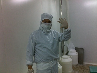 在現(xiàn)場(chǎng)換了藥廠工作服的何總